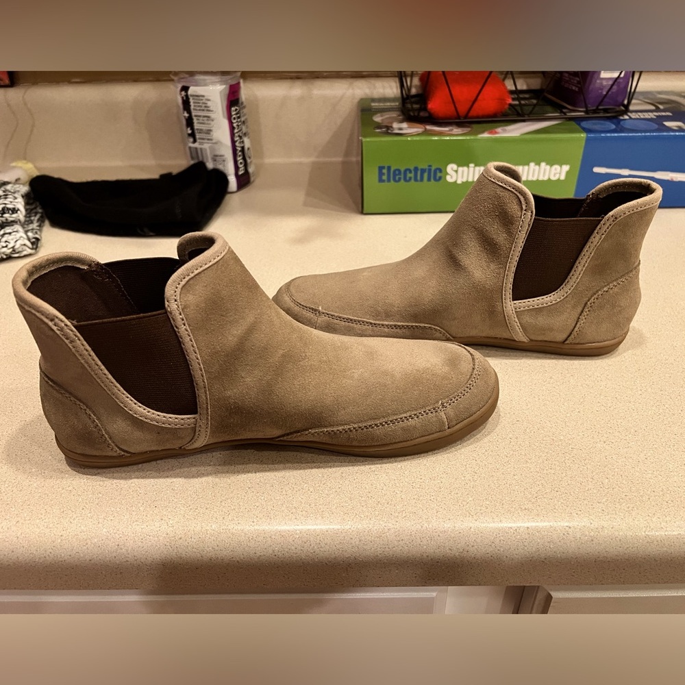 Women’s Size 8 SANUK BOOTIES